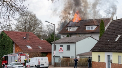 Der Dachstuhl einer Hälfte eines Doppelhauses steht in Flammen. Die Feuerwehrleute konnten ein Übergreifen auf die zweite Hälfte verhindern.  (Foto: Mirko Fryska)
