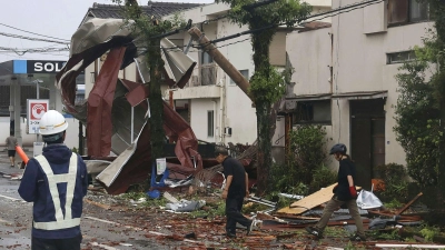 Der Taifun verursachte Schäden durch starken Regen und Sturmböen. (Foto: ---/Kyodo News/AP/dpa)