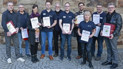 Ausgezeichnet (von links): Ralph Engelhardt, Hans-Martin Falk, Stephanie Forkel, Matthias Bayer, Hermann Waltz, Torsten Christ, Simon Rosenbauer, Sieglinde Hankele, Jörg Schreier und Klaus-Peter Richter. (Foto: Günther Holzinger)