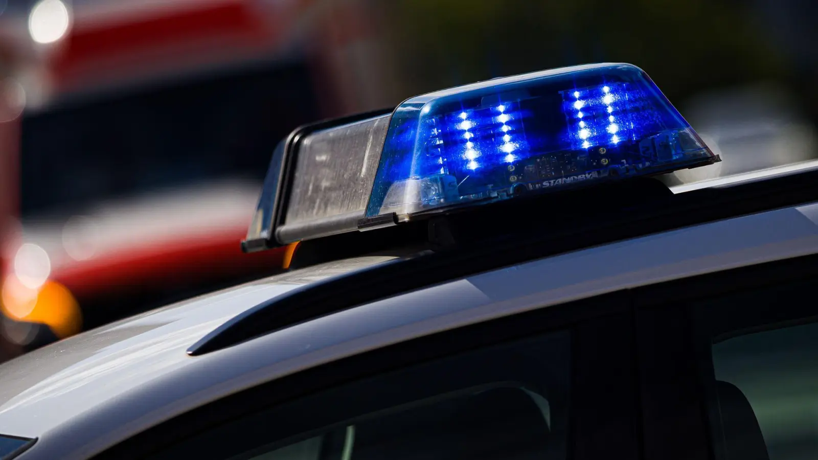 Die Polizei zeigt sich nun verstärkt an der Schule. (Symbolbild) (Foto: Moritz Frankenberg/dpa)