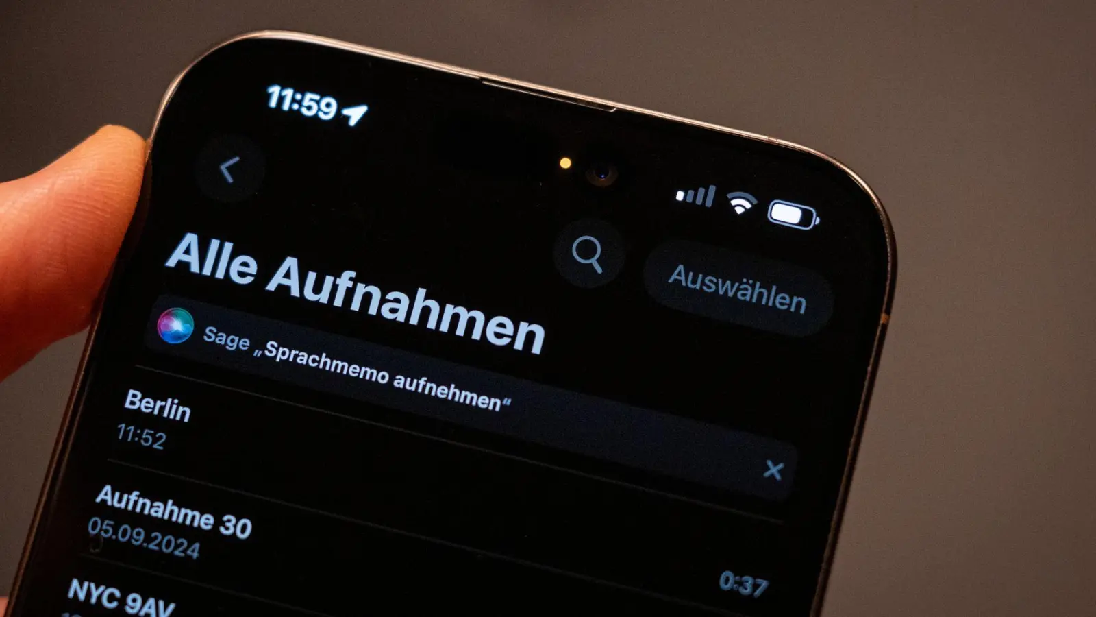 Talk to me: Die orangefarbene Statusanzeige in der Statusleiste eines iPhones zeigt, ob das Mikrofon von einer App verwendet wird. (Foto: Nico Tapia/dpa-tmn)
