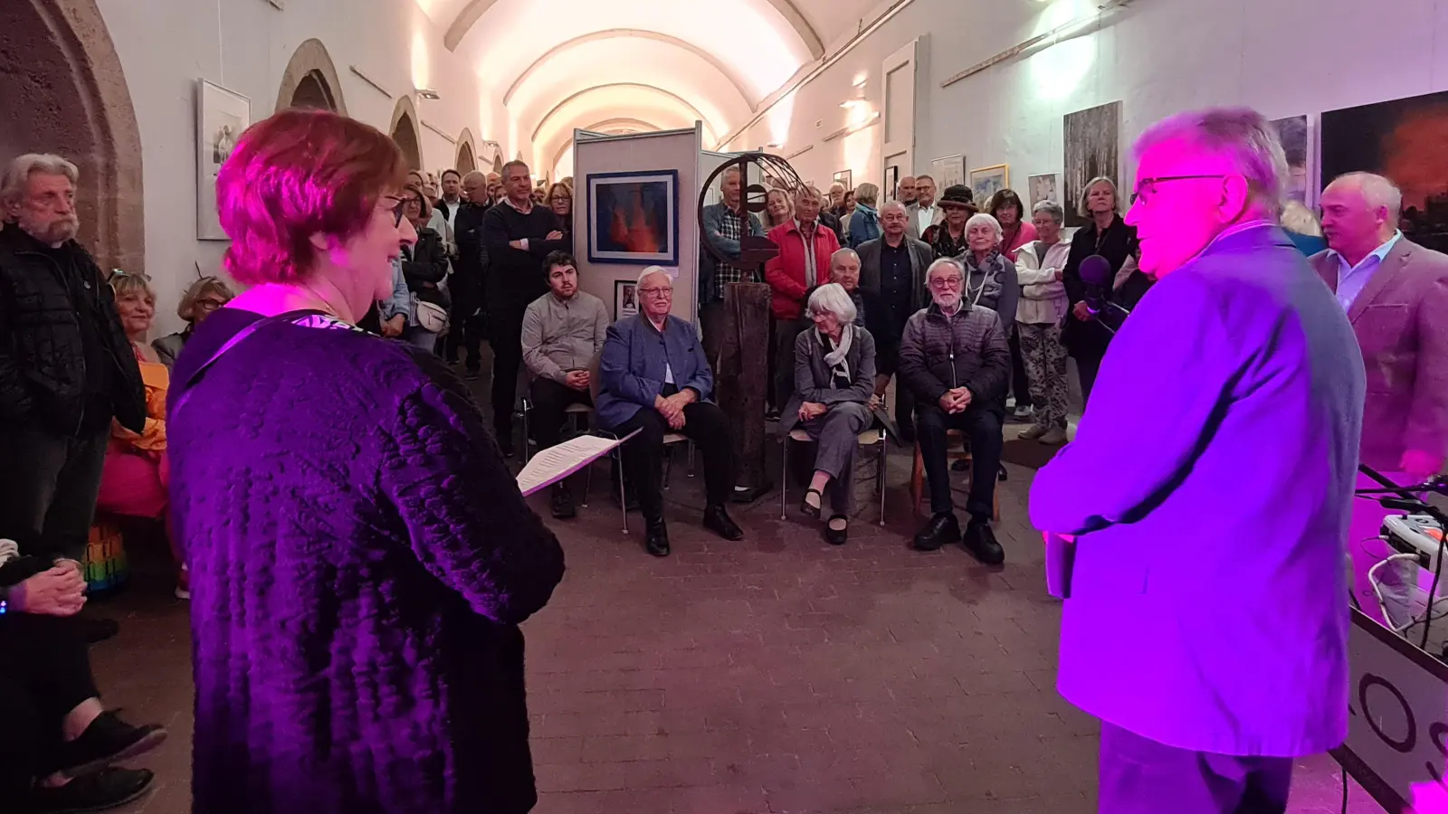 Das Interesse an der Ausstellung ist sehr groß, viele Gäste kamen zur Vernissage. Kunstkreis-Vorsitzende Gisela Eugen und Bürgermeister Kurt Förster sprachen beim Auftakt. (Foto: Margit Schwandt)