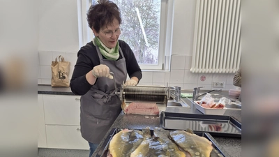 Die Studierenden lernen unter andrem auch viel über den Karpfen. Dabei geht es nicht nur um die Zubereitung. (Foto: Katharina Stenzel)