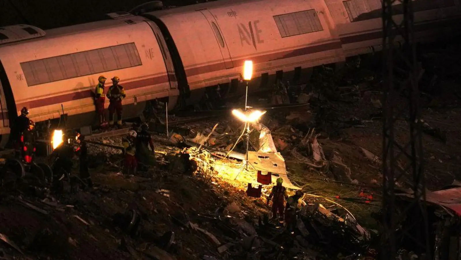 Auch in der Nacht gingen die Rettungsarbeiten weiter. (Foto: Manu Fernandez/AP/dpa)