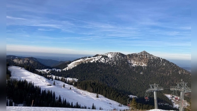 Das Skigebiet am Spitzingsee ist ein beliebtes Ausflugsziel. (Symbolbild) (Foto: Sabine Dobel/dpa)