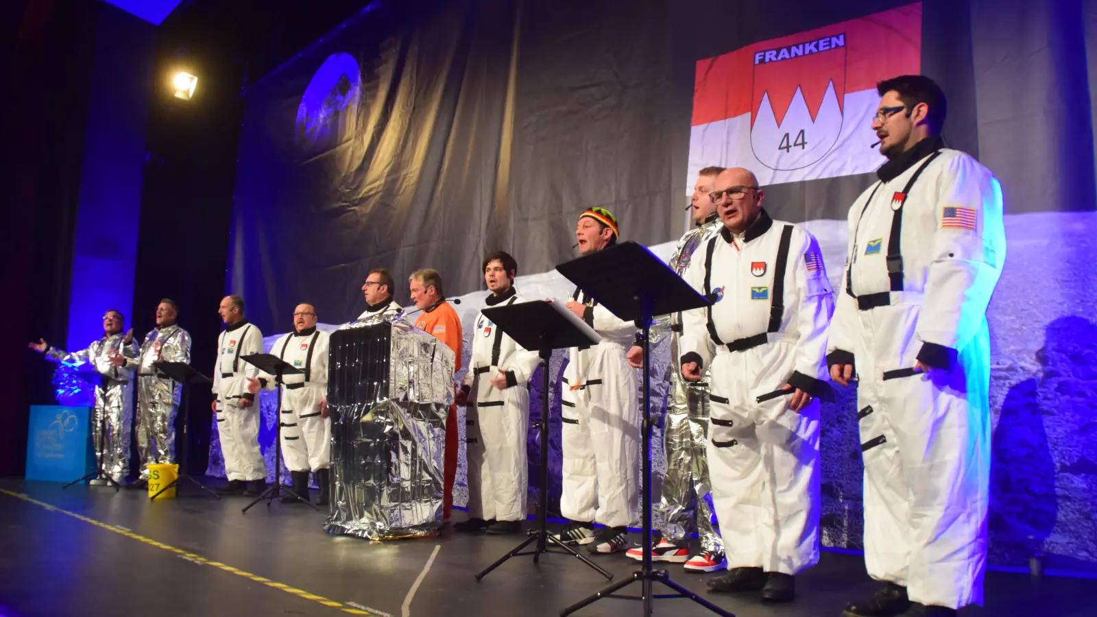 Der Windshemia-Chor liest auch auf dem Mond die Zeitung. Aus den vielen Geschichten über Bad Windsheim entstand eine Weltraum-Komposition in Wort und Gesang. (Foto: Gerhard Krämer)