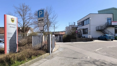 Wo wie hier am Landratsamt Ansbach das Schild mit einem weißen P auf blauem Grund steht, dürfen E-Autos in der Regel bis zu drei Stunden kostenlos parken. (Foto: Thomas Schaller)