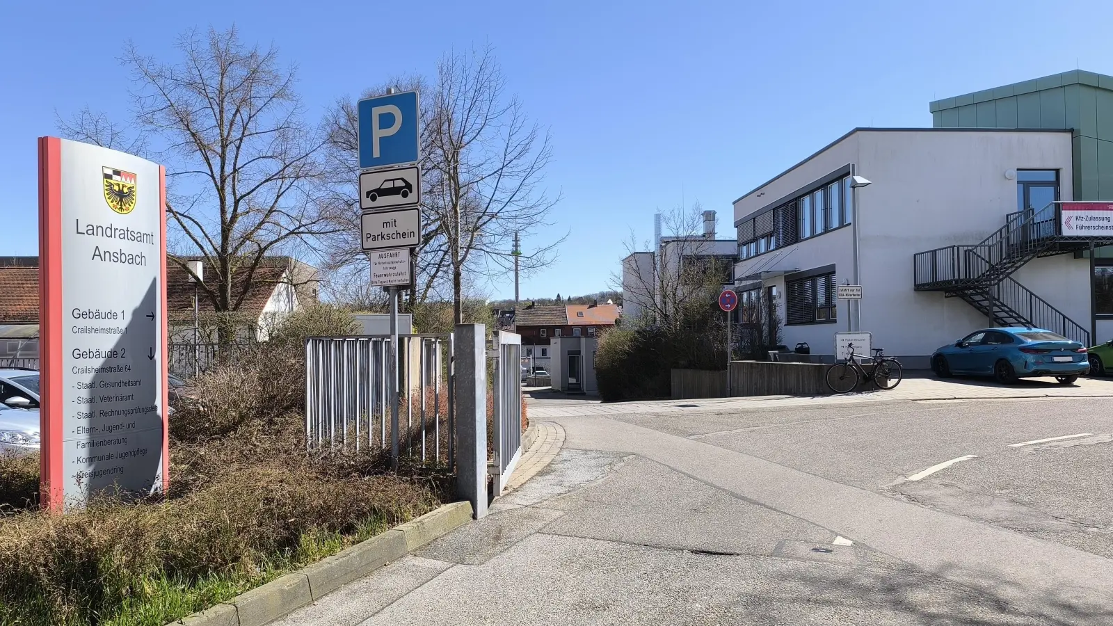 Wo wie hier am Landratsamt Ansbach das Schild mit einem weißen P auf blauem Grund steht, dürfen E-Autos in der Regel bis zu drei Stunden kostenlos parken. (Foto: Thomas Schaller)