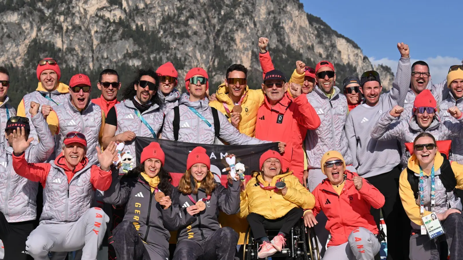 Das deutsche Team feiert in Tesero mehrere Medaillen. (Archivbild)  (Foto: Martin Schutt/dpa)