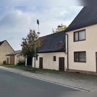 Hier könnte ein neues Nahversorgungszentrum entstehen: Auf dem Anwesen Enzner, zwischen Festplatz und Kreisstraße, ist Platz für einen kleinen Dorfladen, Gemeinschaftsräume und die Räume für die Gemeinde. (Foto: Irmeli Pohl)