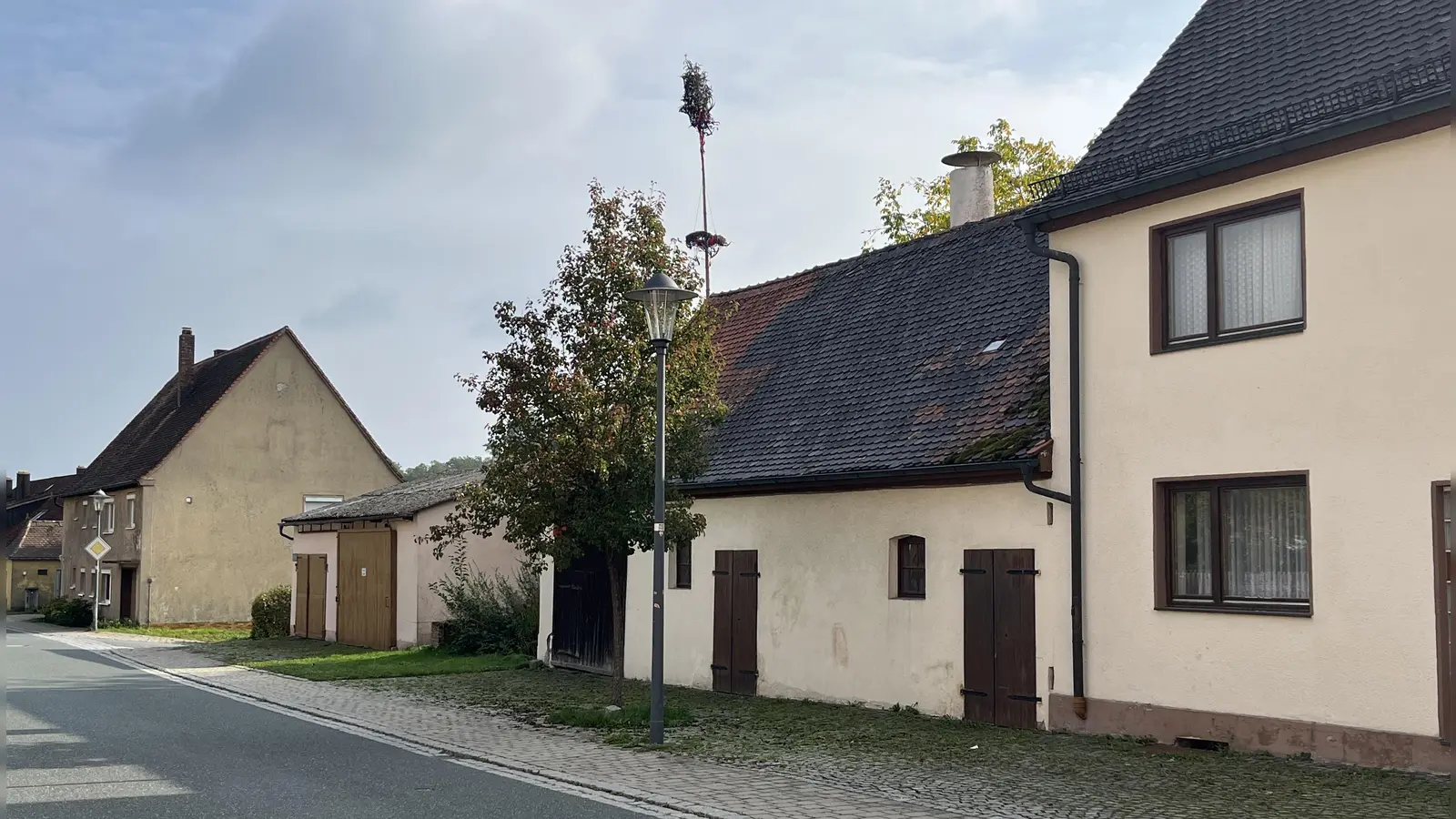 Hier könnte ein neues Nahversorgungszentrum entstehen: Auf dem Anwesen Enzner, zwischen Festplatz und Kreisstraße, ist Platz für einen kleinen Dorfladen, Gemeinschaftsräume und die Räume für die Gemeinde. (Foto: Irmeli Pohl)