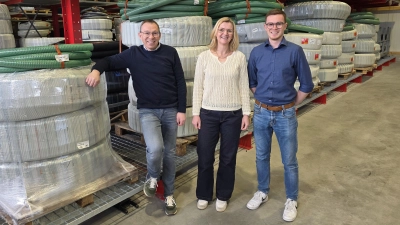 Harald, Ulrike und Fabian Präger freuen sich über die Fertigstellung der neuen Halle in Insingen. (Foto: Hans-Bernd Glanz)