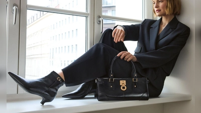 Spitze Form: Die sieht man jetzt häufiger bei Stiefeletten. Hier ein Beispiel von Högl (Schuhe ca. 239 Euro, Tasche ca. 339 Euro). (Foto: Högl/dpa-tmn)