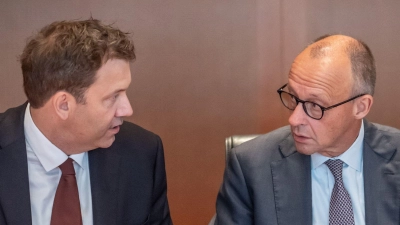 Seit Tagen wird auch auf höchster Ebene über eine Entlastung bei den Spritpreisen diskutiert. (Archivbild) (Foto: Michael Kappeler/dpa)
