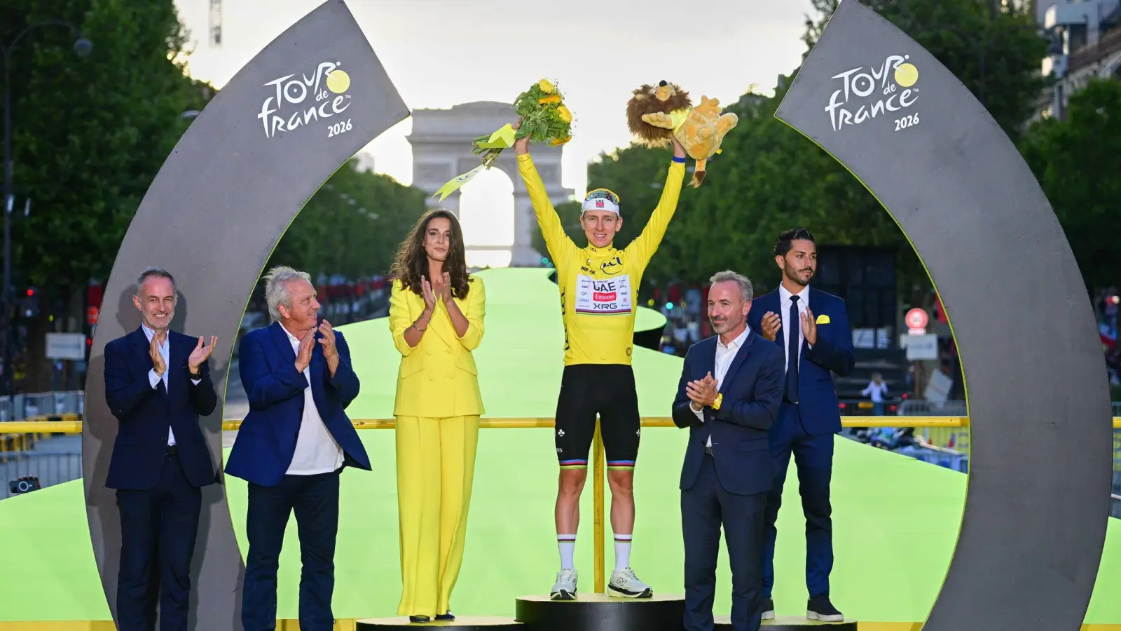 Tadej Pogacar hat zum fünften Mal die Tour de France gewonnen. (Foto: Bernard Papon/Pool L’Equipe/AP/dpa)