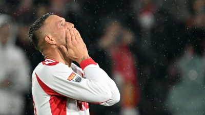 Bewegender Moment: Lukas Podolski vor der Kölner Südkurve. (Foto: Federico Gambarini/dpa)