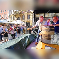 Traditionell wird das Altstadtfest in Ansbach vom Oberbürgermeister durch das Anzapfen des Festbiers eröffnet. (Archivbild: Jim Albright)