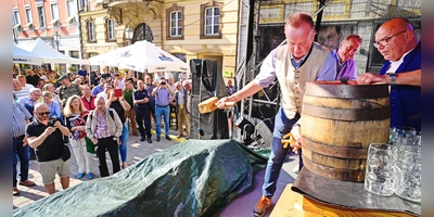 Traditionell wird das Altstadtfest in Ansbach vom Oberbürgermeister durch das Anzapfen des Festbiers eröffnet. (Archivbild: Jim Albright)