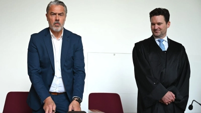 Kläger Matthias Timm neben seinem Anwalt Dennis Geissler zu Beginn der Bonner Verhandlung. (Foto: Wolf von Dewitz/dpa)