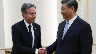 Chinas Staats- und Parteichef Xi Jinping begrüßt US-Außenminister Antony Blinken. (Foto: Leah Millis/Pool REUTERS/AP/dpa)