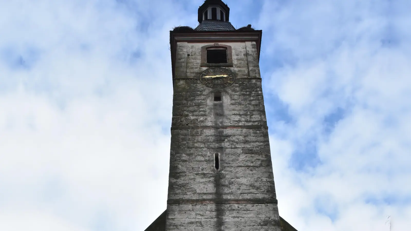 Die Wetterseite der Kirche in Gerhardshofen ist von Flechten, Moosen und Verschmutzung befallen. Der Turm ist 30 Meter hoch. (Foto: Anita Dlugoß)