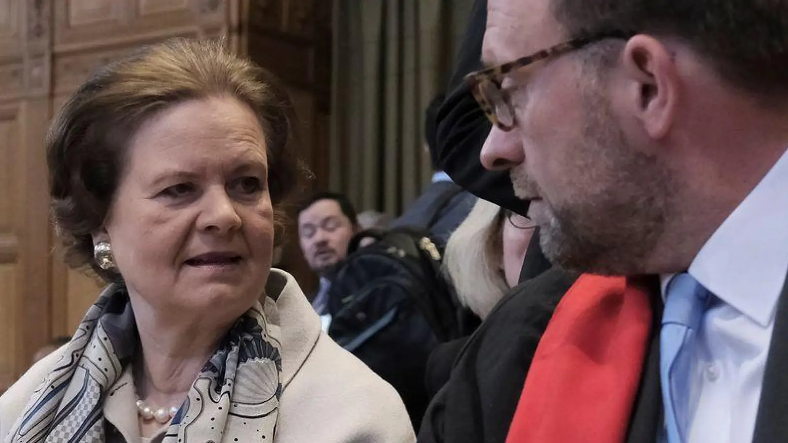 Tania von Uslar-Gleichen (l.) und Christian J. Tams, Mitglied des deutschen Anwaltsteams. (Foto: Patrick Post/AP/dpa)