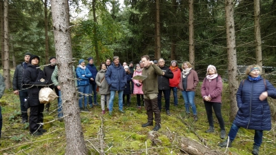 Forstamtsleiter Daniel Gros erklärte aktuellen und ehemaligen Gremiumsmitgliedern sowie Angehörigen und Mitgliedern der Verwaltung am Dienstag, welche Maßnahmen nötig sind, um den Wirtschaftswald zu erhalten. (Foto: Karl-Heinz Gisbertz)