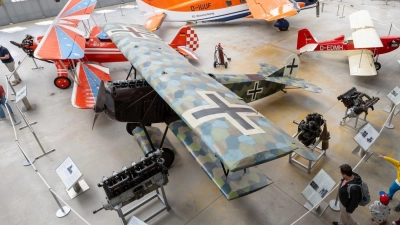 Das aus den Beständen des Deutschen Museums stammende niederländische Fokker-Jagdflugzeug wurde früher in Schleißheim ausgestellt, hier im Vordergrund. (Archivbild) (Foto: Peter Kneffel/dpa)