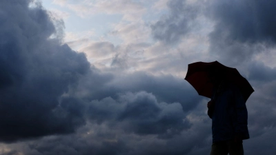 Beim Sonntagsspaziergang sollte je nach Region ein Regenschirm mitgenommen werden. (Archivfoto) (Foto: Martin Gerten/dpa)