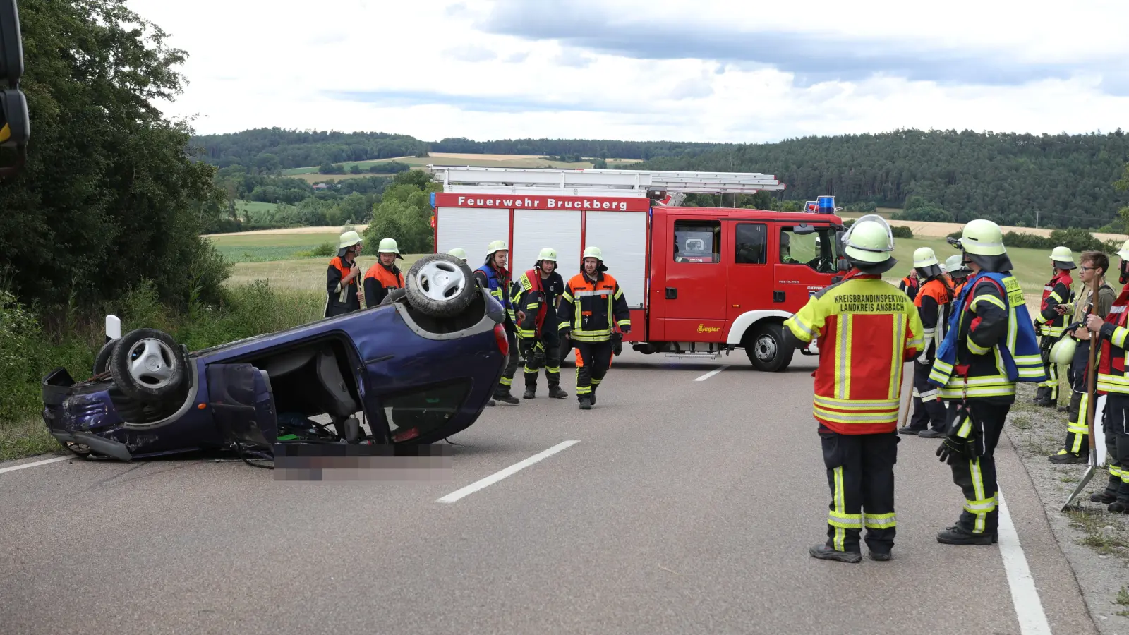 Nach dem Unfall waren auch Mitglieder dreier Feuerwehren vor Ort. (Foto: NEWS5 / Markus Zahn)