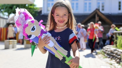 Die Zuckertüte sollte nicht nur zuckersüß gefüllt sein. Als Geschenke eignen sich auch coole Brotdosen, Freundschaftsbücher oder Reflektoren für Jacke und den Schulranzen. (Foto: Mascha Brichta/dpa-tmn)