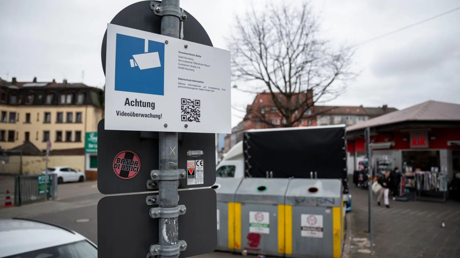 Schilder weisen auf die Videoüberwachung an den Glascontainern in der Nürnberger Südstadt hin. Dabei handelt es sich um ein Pilotprojekt.  (Foto: Daniel Vogl/dpa)