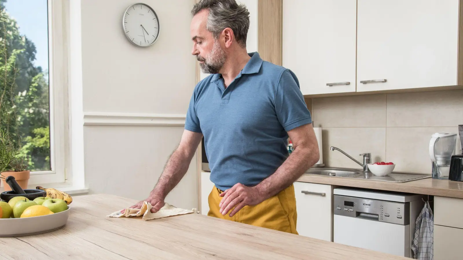 Mikrofasertücher sorgen dafür, dass beim Putzen nicht zusätzlich Staub aufgewirbelt wird. (Foto: Christin Klose/dpa-tmn)