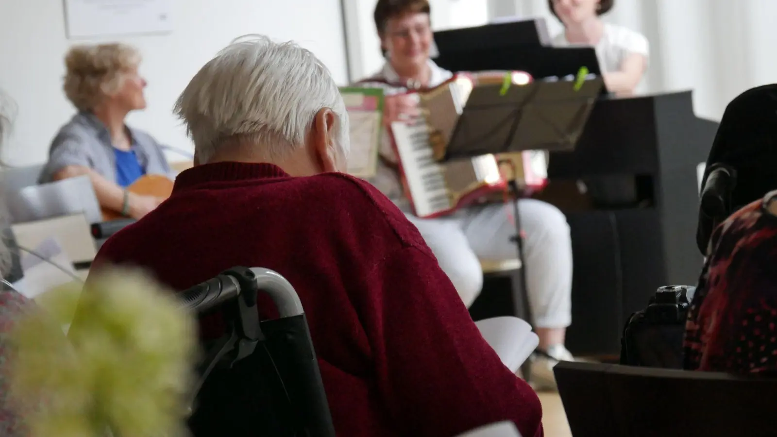 An Demenz erkrankte Menschen lauschen im Würzburger Pflegeheim Marie-Juchacz einem Konzert. (Foto: Monika Feldmeier/Nordbayerischer Musikbund/dpa)