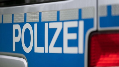 Rund 400 Kilogramm Karpfen und Hechte sind aus einem Fischweiher im Landkreis Schwandorf gestohlen worden. (Symbolbild) (Foto: Marijan Murat/dpa)