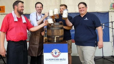 Siegmund Heimerl, Christoph Rösch, Friedrich Pehl und Markus Schoch (von links) stießen gemeinsam auf den erfolgreichen Fassanstich an. (Foto: Karl-Heinz Gisbertz)