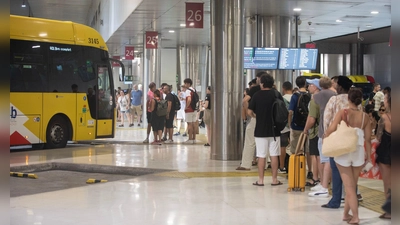 Der Preis für einen Fahrschein in Bus und U-Bahn in Palma wird teurer. (Foto: Clara Margais/dpa)