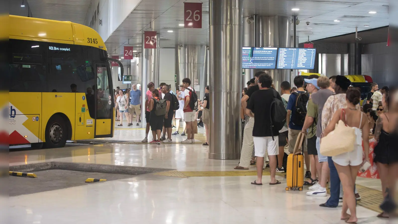 Der Preis für einen Fahrschein in Bus und U-Bahn in Palma wird teurer. (Foto: Clara Margais/dpa)