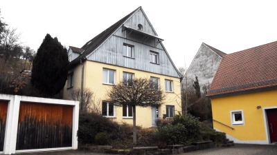 Das Pfarrhaus in Rügland steht bereits seit geraumer Zeit leer. Nun wird es aber wohl doch nicht zum neuen Sitz der Verwaltung. (Foto: Ulrich Brühschwein)