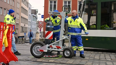 Die Poller-Verschieberei vom Augsburger Weihnachtsmarkt ist inzwischen bundesweit ein Internet-Hit. (Archivbild) (Foto: Malin Wunderlich/dpa)