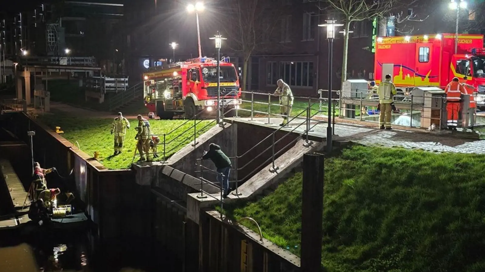 Feuerwehrtaucher untersuchen den Hafen in Stade. (Foto: Polizeiinspektion Stade/dpa)