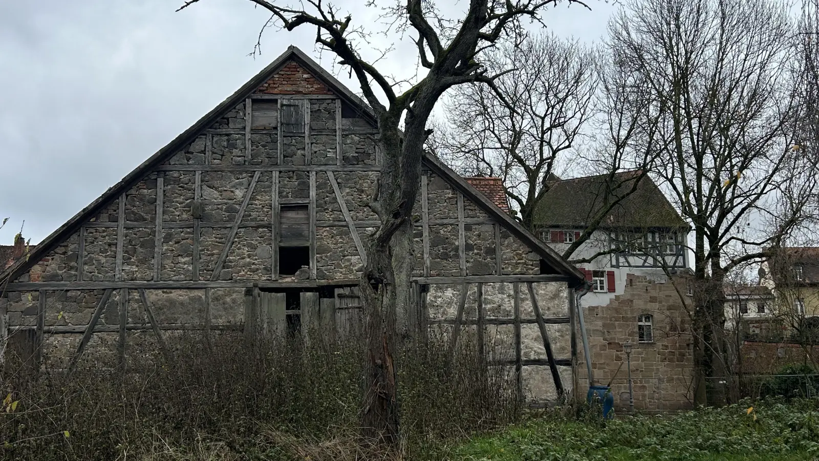 Die 1840 erbaute Scheune soll künftig die Logistik bei Veranstaltungen erleichtern. (Foto: Florian Pöhlmann)