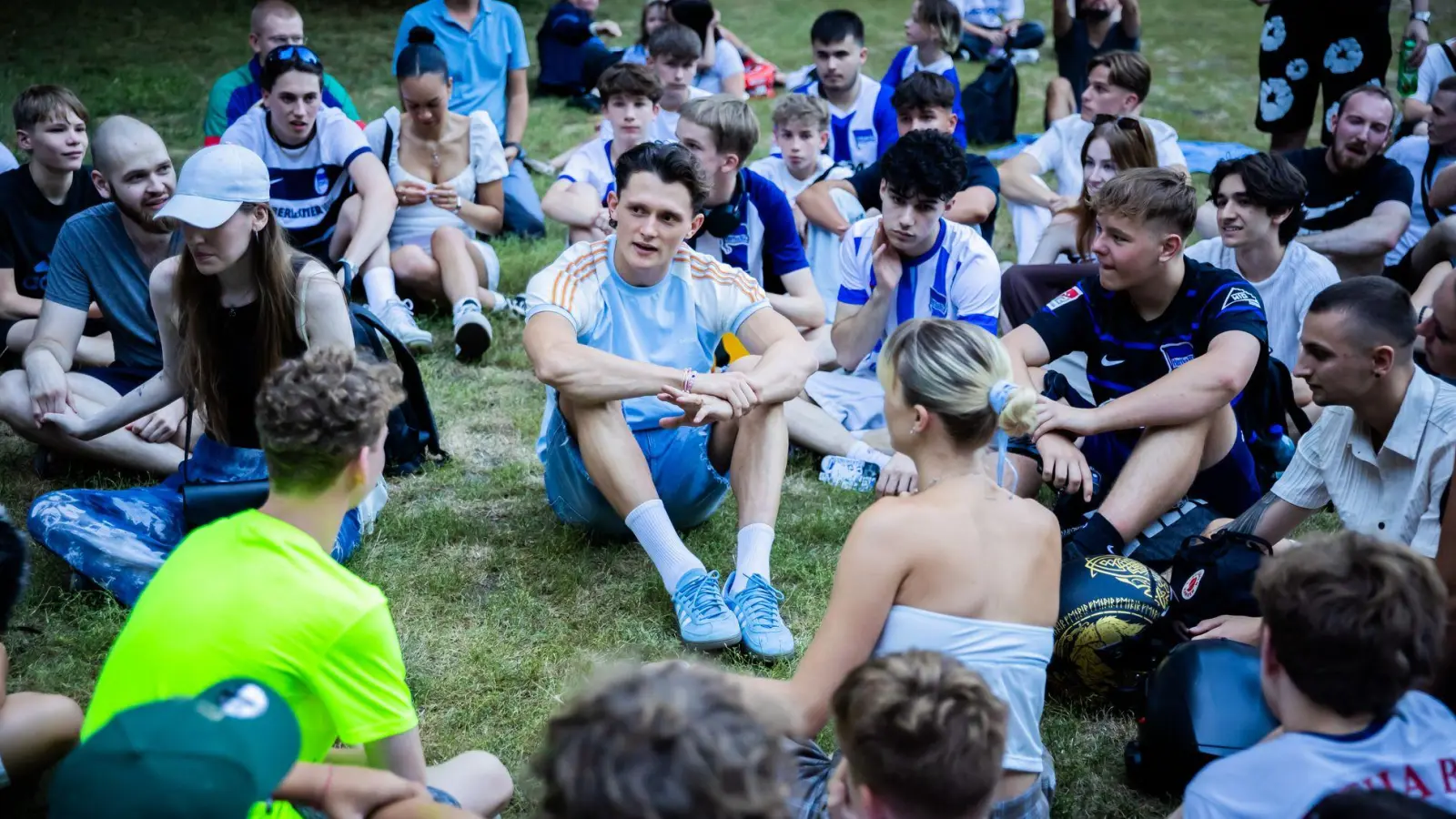 Fabian Reese mit Fans im Lietzenseepark. (Foto: Christoph Soeder/dpa)