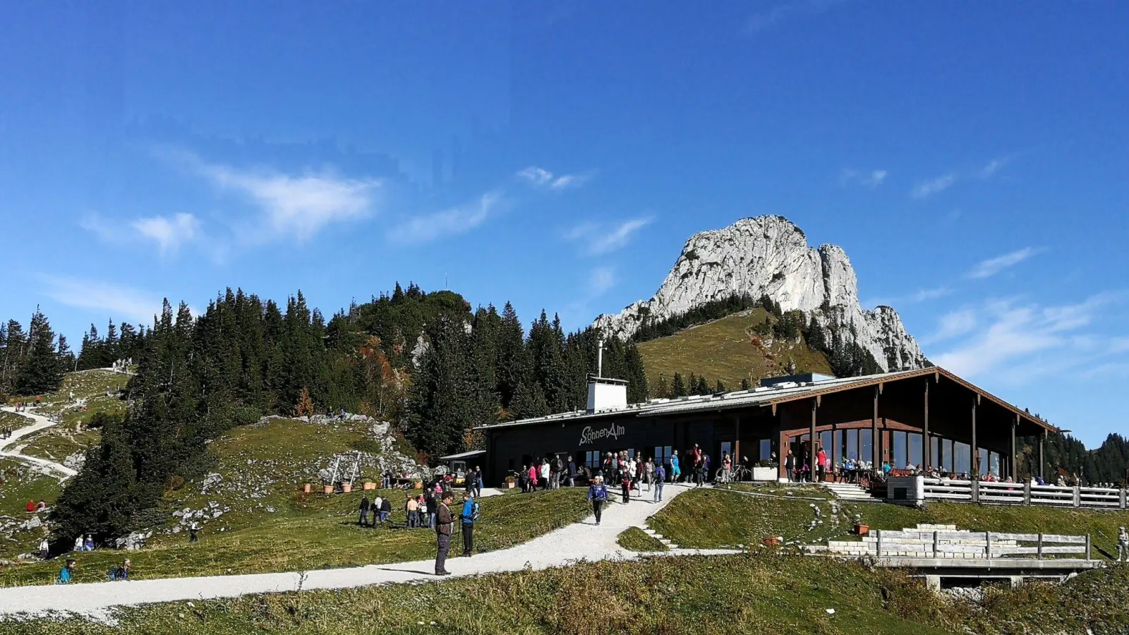 In den Bergen sollten Wanderer ein paar grundlegende Dinge beachten. Das gilt sowohl für unterwegs als auch die Übernachtung auf der Hütte. (Foto: Steffi Machnik/dpa-tmn)