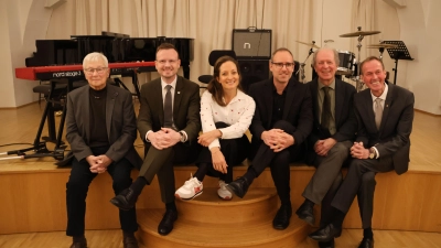 Die Gesellschaft braucht Musik, sind Dietmar Kreß, Bezirkstagspräsident Peter Daniel Forster, Sopranistin Christiane Karg, Schulleiter Prof. Dr. Michael Spors, sein Vorgänger Erich Schneider und Dinkelsbühls OB Dr. Christoph Hammer (von links) überzeugt. (Foto: Martina Haas)