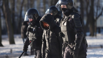 Polizeibeamte nehmen am Sonntag eine Demonstrantin in St. Petersburg fest. (Foto: Stringer/SOPA Images via ZUMA Press Wire/dpa)