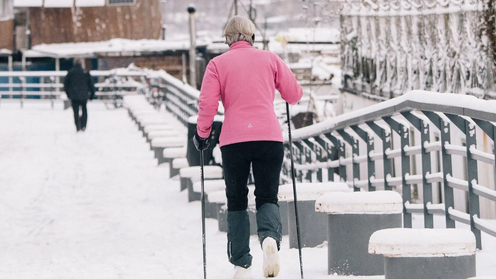 Loipen sind nicht zwingend nötig: Verschneite Wege, Parks oder Felder eignen sich perfekt für den Einstieg ins Langlaufen. (Foto: Zacharie Scheurer/dpa-tmn)