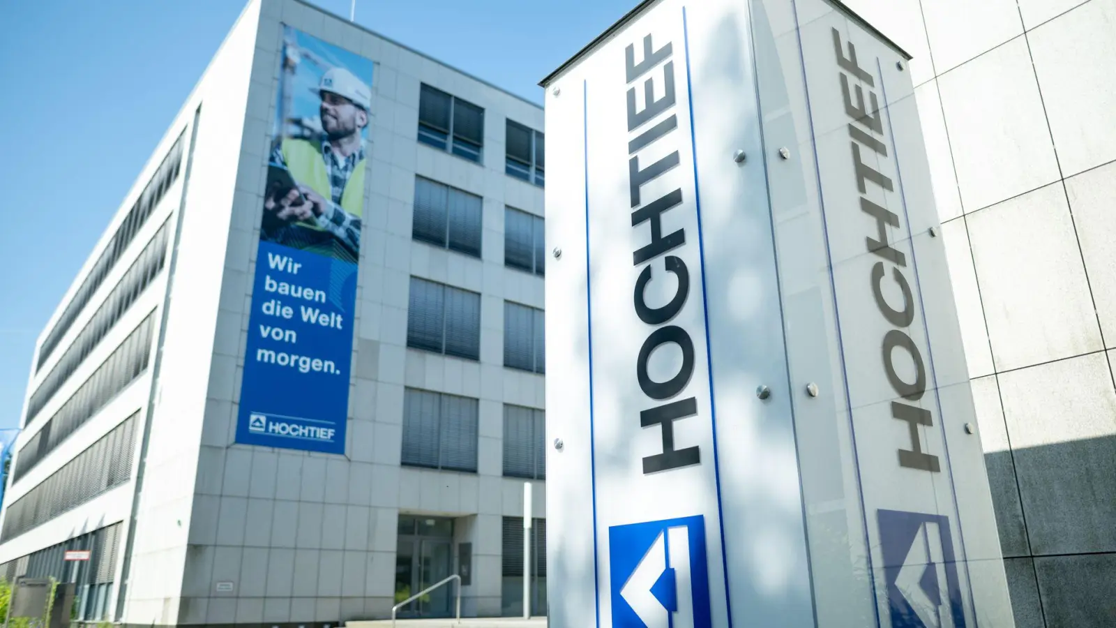 Ab Montag ist der Essener Baukonzern Hochtief im Aktien-Leitindex Dax, in dem die 40 größten börsennotierten Unternehmen Deutschlands vertreten sind. (Foto: Fabian Strauch/dpa)