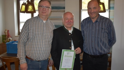 Hans Ebert (Mitte) wurde für sein herausragendes Wirken in der Erforschung der Heimat- und Familiengeschichte ausgezeichnet. Die Ehrenurkunde übergaben Edgar Hubrich (links) von der Deutschen Arbeitsgemeinschaft genealogischer Verbände sowie Gerhard Beck (rechts) von der Gesellschaft für Familienforschung in Franken. (Foto: Erich Herrmann)