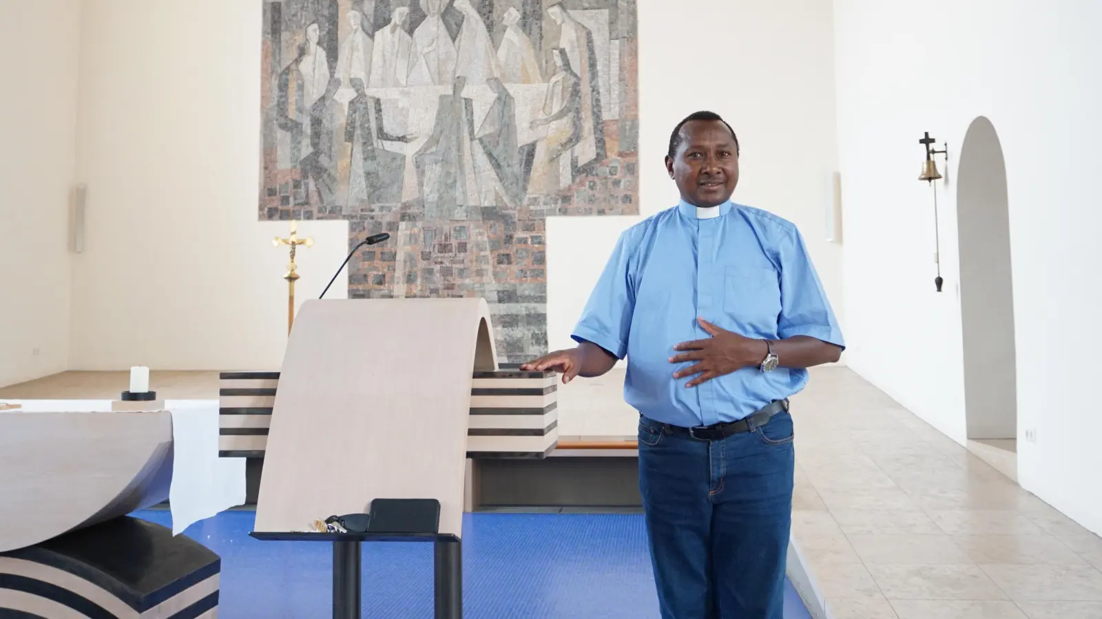 Nach zehn Jahren in Deutschland kehrt Stanislas Ndumuraro zurück in seine Heimat Burundi. Die frisch sanierte Kirche St. Nikolaus hat er während seiner Zeit in Burgoberbach noch gut kennengelernt. (Foto: Andrea Walke)